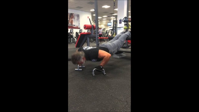 'Fitness Motivation - Liegestütze Iron Cube Stufe 1 - Peter Ü60 #TopFit'