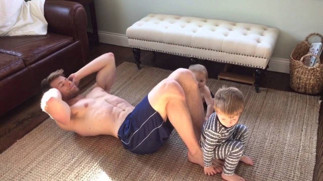 'FLYUP Family Sit-up Workout - baby sit-ups'
