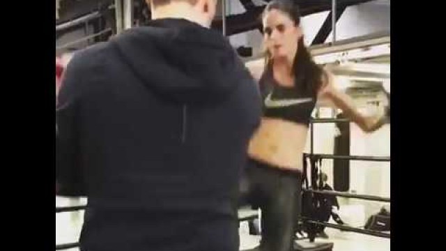 'Izabel Goulart s\'entraîne chez Sweat Boxing'