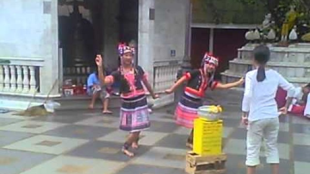 'Fresh Start fitness holiday retreat Thailand - Hill tribe dancing girls at Doi Suthep Temple'