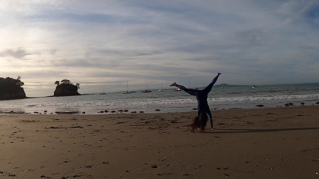 'Keep Fit 运动健身（第89天）Early morning beach fresh start Fitness before swimming in sea'