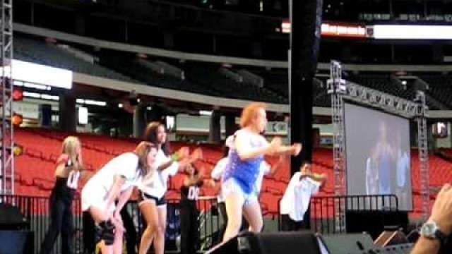 'Richard Simmons Dances to Lady Gaga at World Fitness Day 2010'