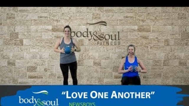 '2 ½ minute routine // seated option // GOLD™ // Body & Soul® Fitness'